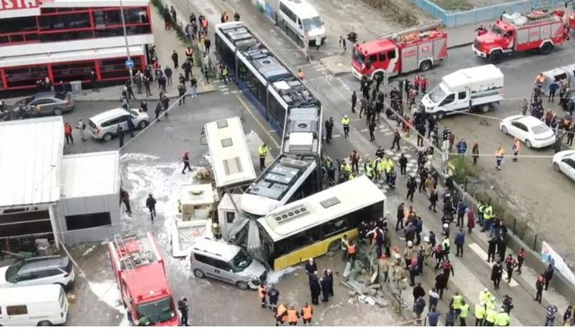 Tramvaji përplaset me autobusin në Turqi, 19 të plagosur, 4 në gjendje të rëndë (VIDEO)