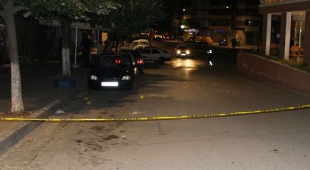 Tritol portës së vilës, pronari ish-punonjës i administratës publike