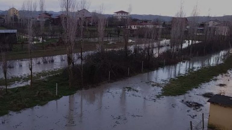 Reshjet e dendura/ Lumi Ishëm del nga shtrati, përmbyten dhjetra hektarë tokë