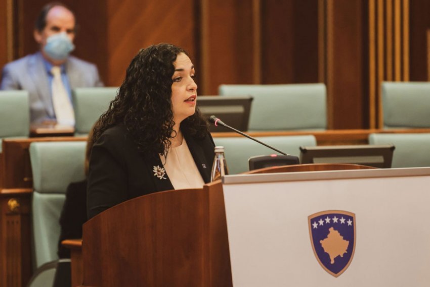 “Ka dështuar”, PDK dhe AAK s’marin pjesë në fjalimin vjetor të Presidentes: Është jounifikuese