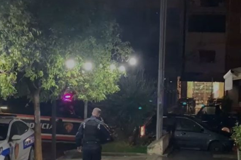 Terrorizoi me thikë punonjësit e biznesit dhe grabiti disa bizhuteri, policia në kërkim të autorit