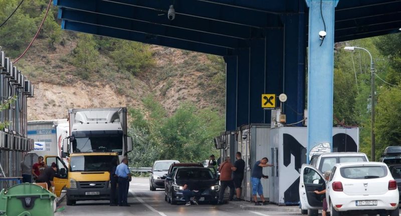 Çfarë po ndodh në veri të Kosovës? Policia mbyll rrugët drejt pikës kufitare të Jarinjës