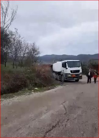 Autoboti me naftë del nga rruga, bllokohet qarkullimi