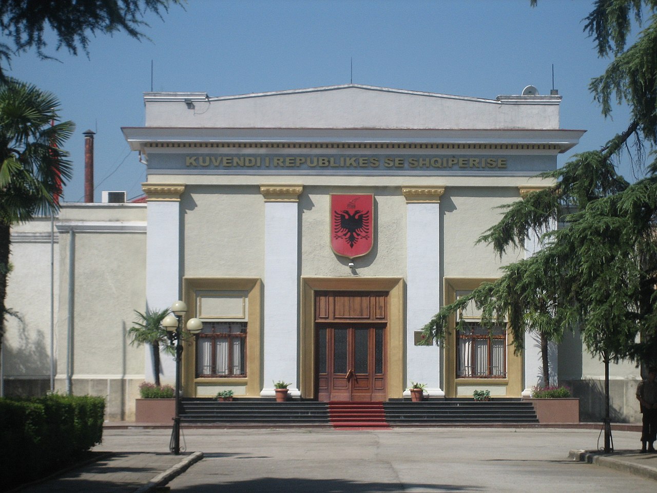 Incident para Parlamentit, shoqërohet në polici 32-vjeçari që dëmtoi traun tek hyrja e godinës