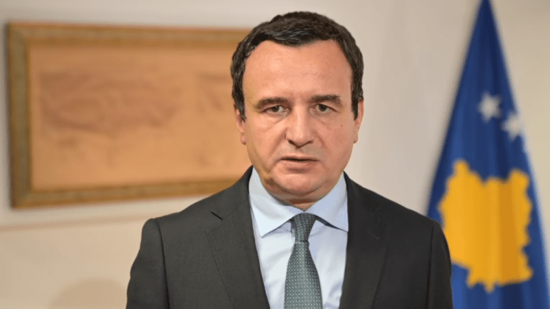 Kurti paralajmëron takim me komandantin e KFOR-it për barrikadat në veri