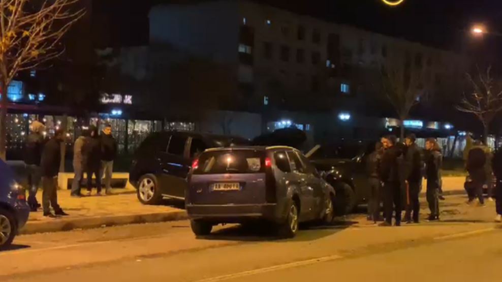 “Fordi” përplas një makinë, merr përpara dhe dy të tjera të parkuara