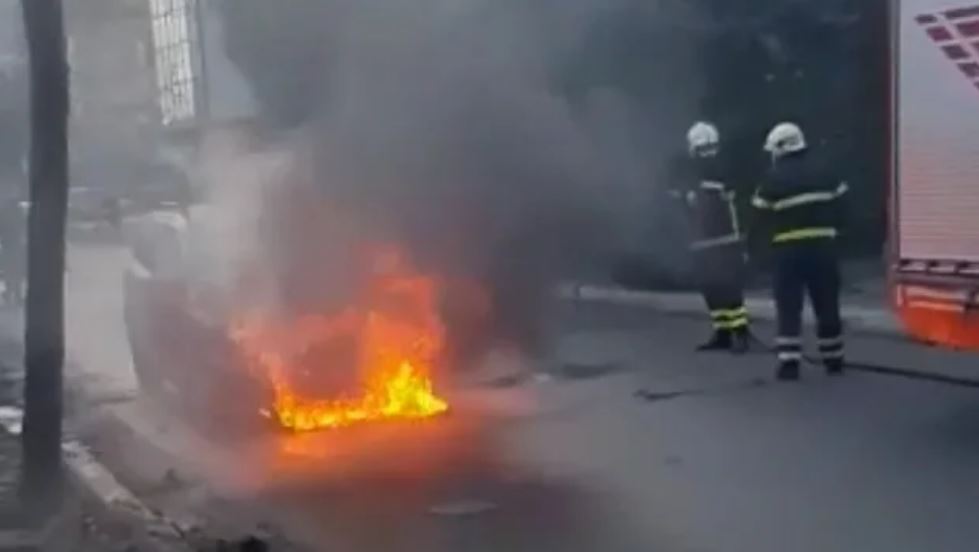 Merr flakë në ecje e sipër një makinë në Durrës dhe shkrumbohet plotësisht, drejtuesi e pasagjerët …