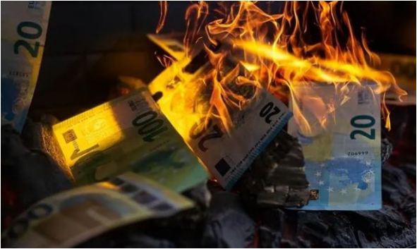 Çiftit italian i ndodh e papritura, gruaja ndezi oxhakun ku burri i saj kishte fshehur 20 mijë euro