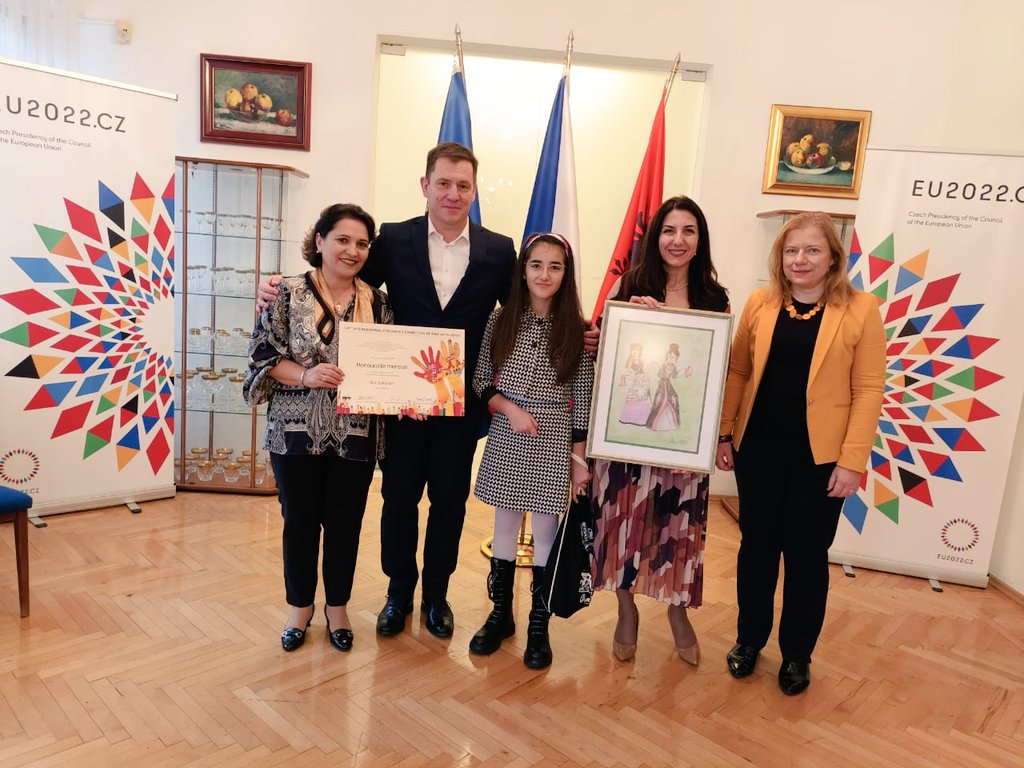Piktorja e vogël nga Durrësi, Ilva Sakollari, merr &#8220;Medaljen e nderit&#8221; në konkursin ndërkombëtar të artit në qytetin çek (FOTO)