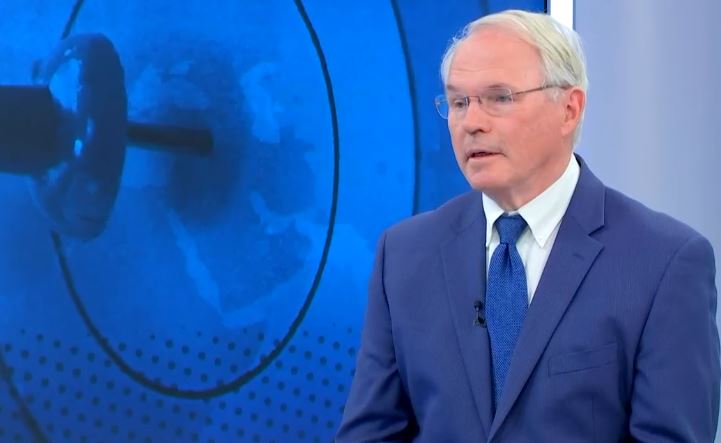 Ambasadori i SHBA në Beograd: Serbia mund të kërkojë kthimin e trupave në Kosovë, por edhe NATO ka të drejtë të thotë “jo faleminderit”