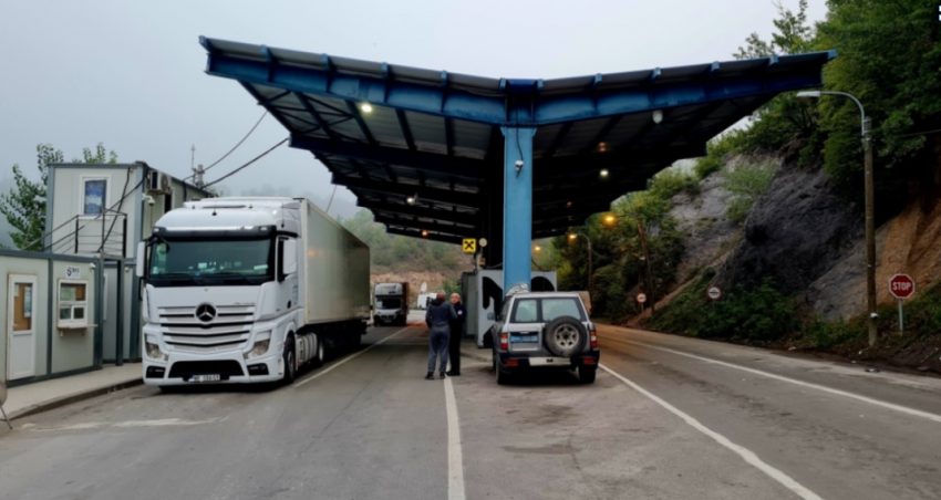 Dy pika kufitare me Serbinë ende të bllokuara
