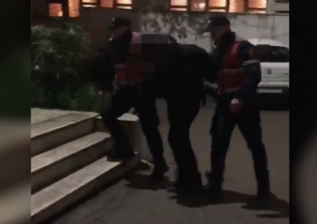 Qarkullonte me armë zjarri, arrestohet 44-vjeçari (Emri)