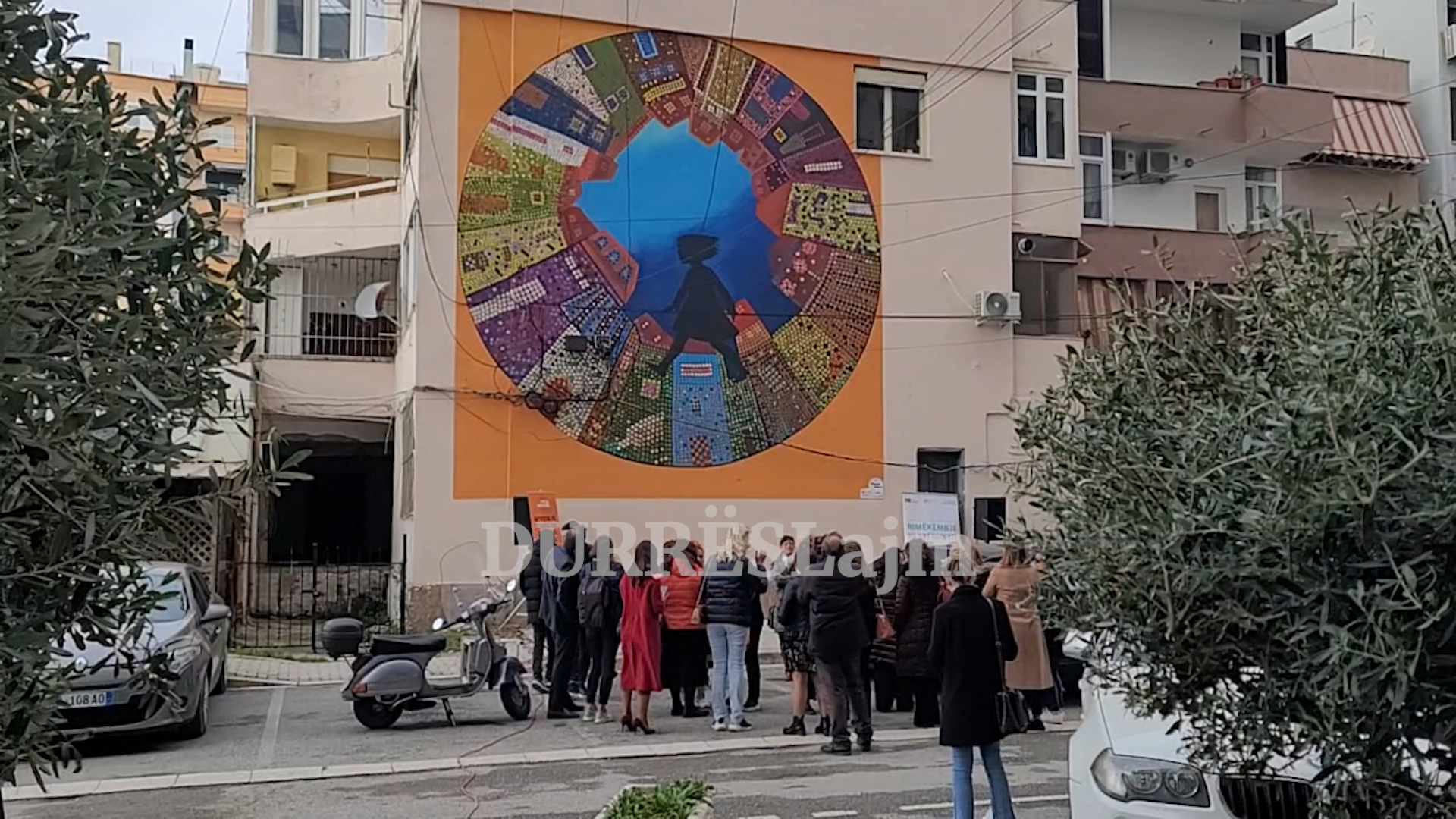 Durrësit i shtohet një tjetër murale, synon sensibilizimin e qytetarëve për fenomenin e dhunës me bazë gjinore (VIDEO)