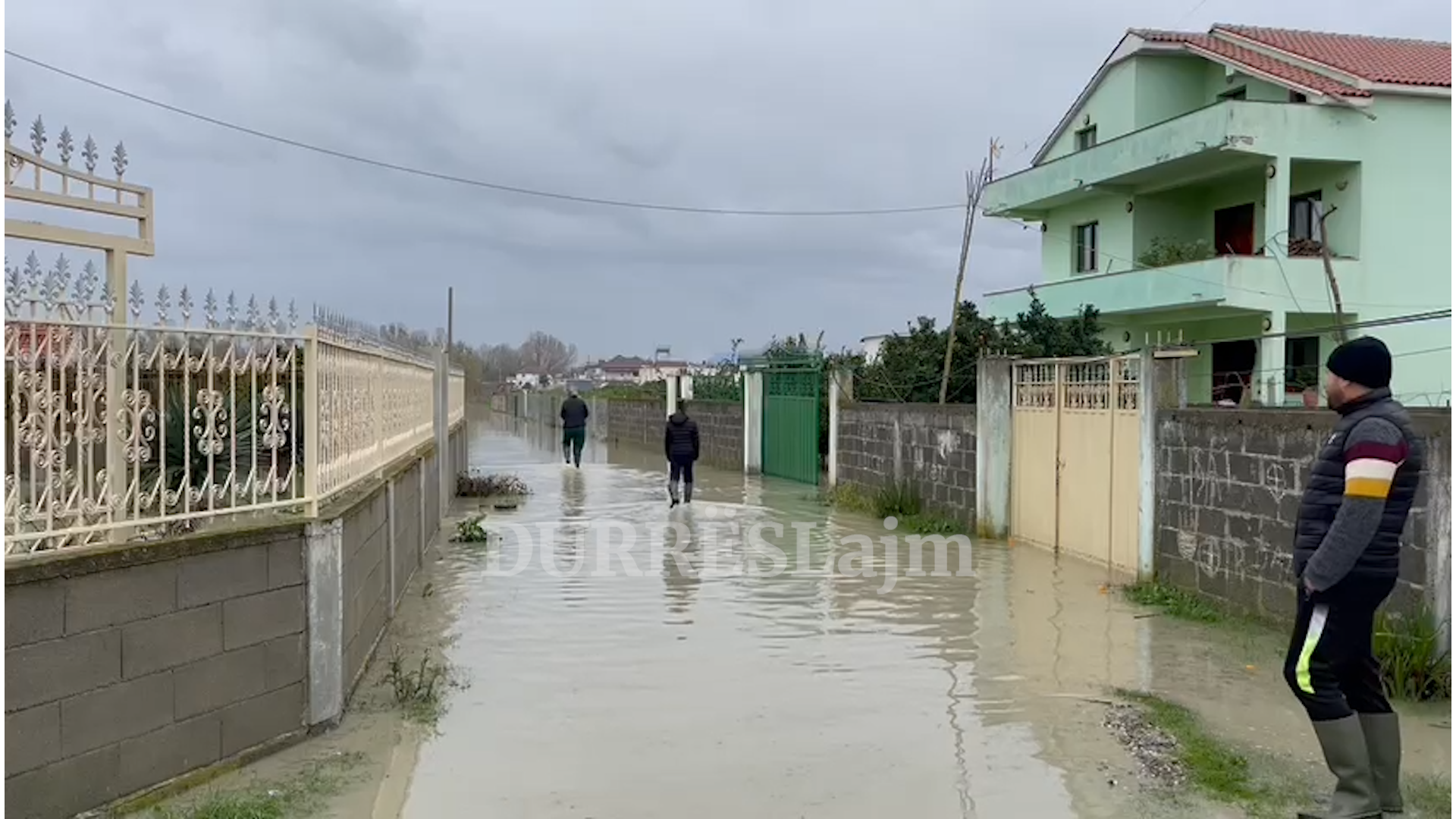 Banorët e përmbytur në Durrës: Vijnë sa për të bërë dy foto dhe ikin (VIDEO)