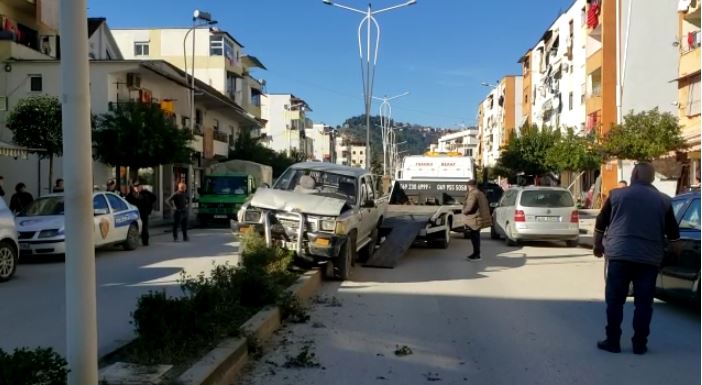 Shoferi po çonte gruan në spital, makina pëson defekt dhe përfundon mbi trafikndarëse