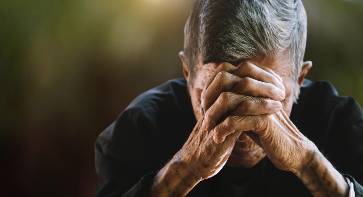 22-vjeçari rreh të atin dhe e kërcënon me thikë