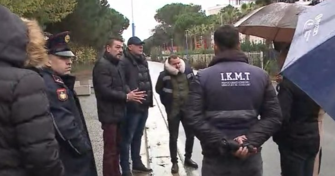 IKMT dhe policia rikthehen sërish tek “Prestige Resort”: Nxirren jashtë pushuesit dhe punonjësit, OSHEE ndërpret energjinë