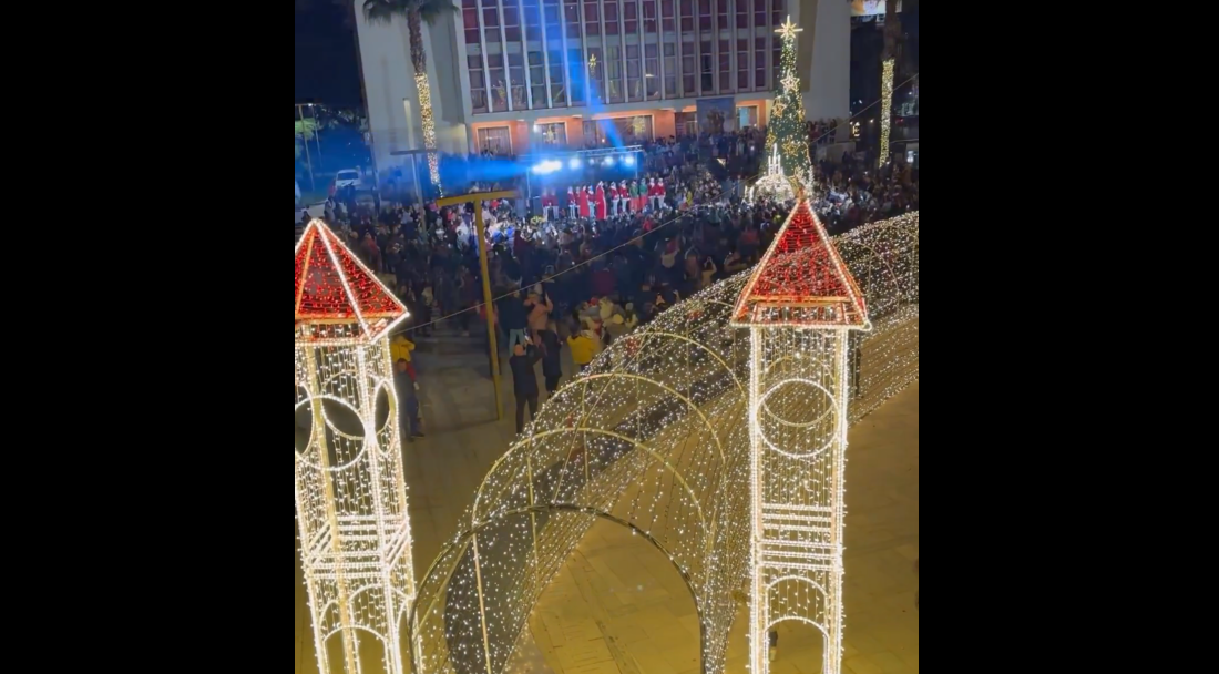 VIDEOLAJM/ Durrësi “zyrtarisht” në festë, ndizen dritat në sheshin para bashkisë