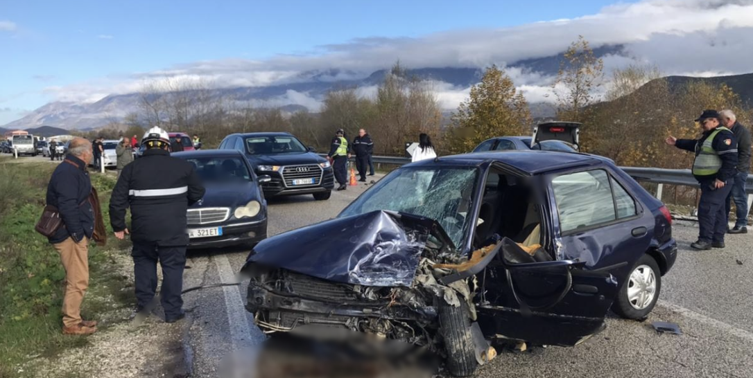 2 automjete përfshihen në aksident, lëndohen dy shoferët