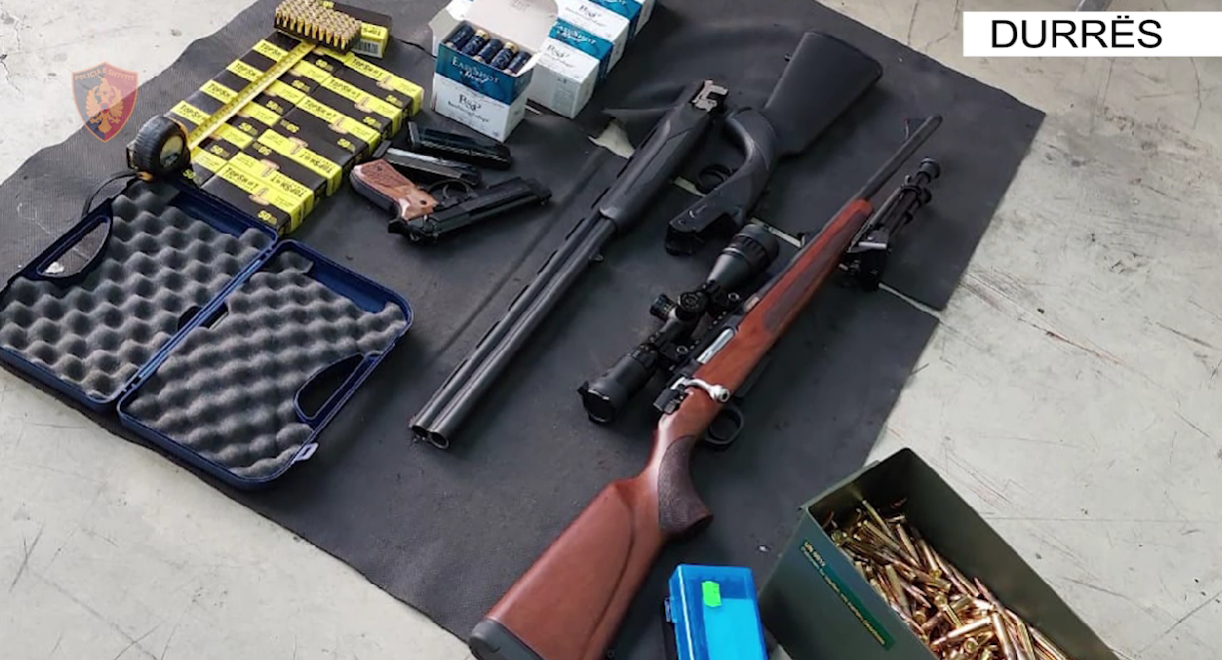 Hyri në Shqipëri me snajper dhe municion armësh, Gjykata e Durrësit lë në burg 53-vjeçarin