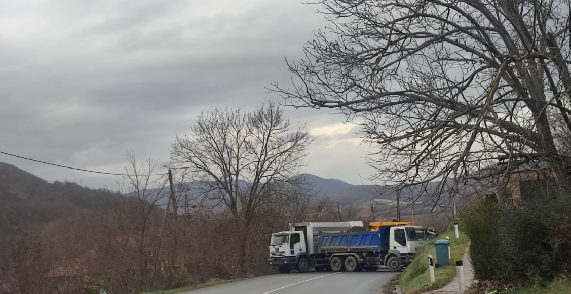 Serbët mblidhen në Rudarë afër Zveçanit dhe bllokojnë rrugën, dëgjohen sirena