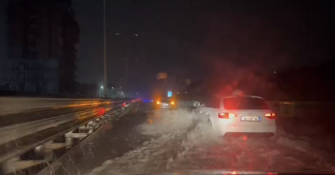 Përmbytet autostrada Durrës-Kavajë, në Gjirokastër nën ujë rrugët e qytetit