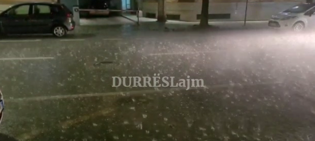 Stuhia me breshër e shkarkesa elektrike përfshin Durrësin (VIDEO)