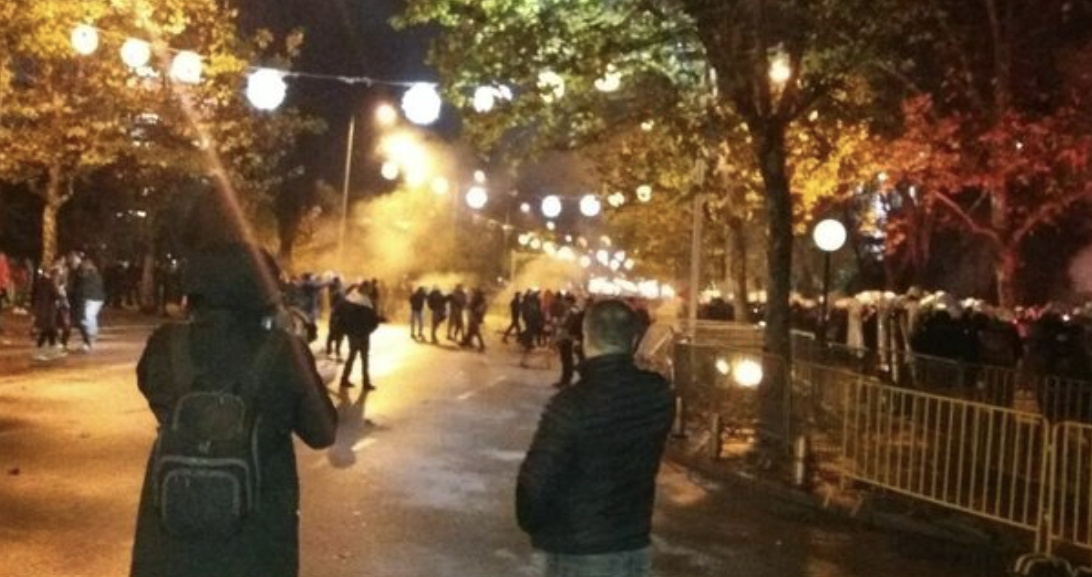 Protesta në Malin e Zi, të rinjtë sulmojnë policinë dhe Kuvendin pas përfundimit të seancës