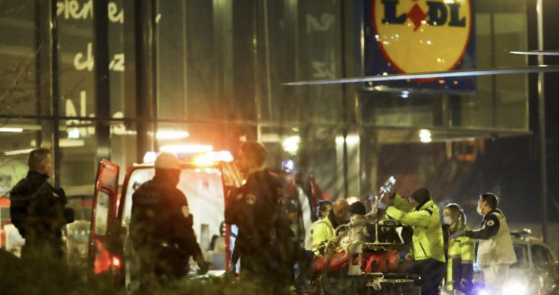 “Horror” në Francë, një person futet në supermarket me sëpatë dhe sulmon tre persona