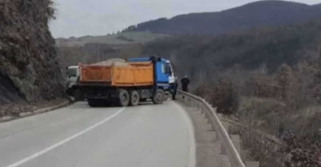 Serbët vendosin një barrikadë të re në veri të Kosovës