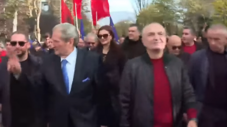 Berisha dhe Meta i bashkohen protestës