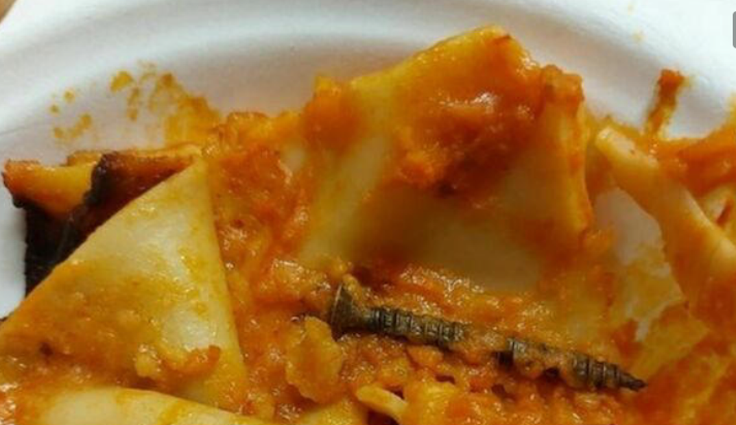 Tronditen prindërit në Romë, gjendet një gozhdë në pjatën me makarona në një kopsht