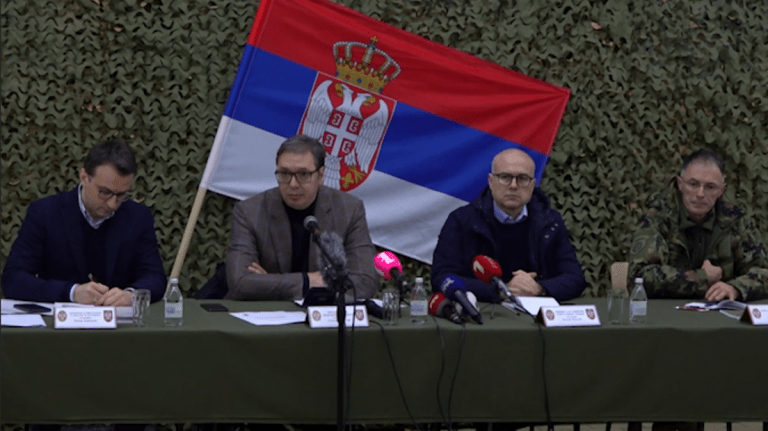 Vuçiç heq gjendjen e gatishmërisë luftarake në Forcat e Armatosura të Serbisë