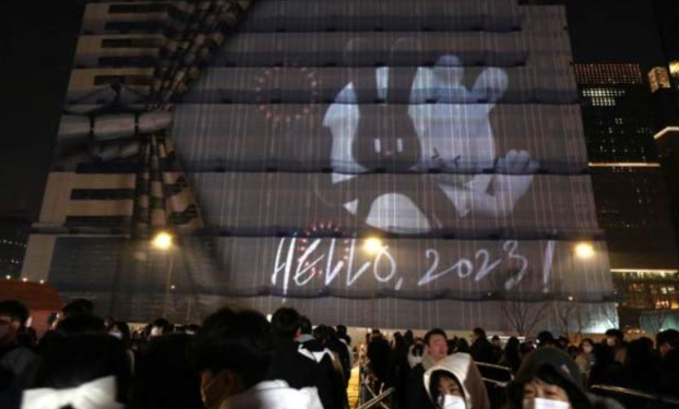 Viti i Ri 2023 ka mbërritur edhe në Korenë e Jugut dhe Japoni, festohet me fishekzjarre dhe pishtarë me flakë