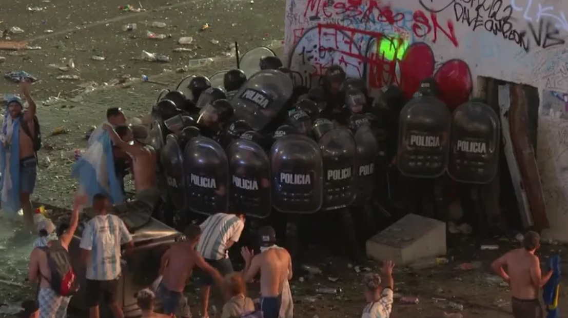 Tifozët argjentinas përplasen me policinë, sjellin trazira në Buenos Aires