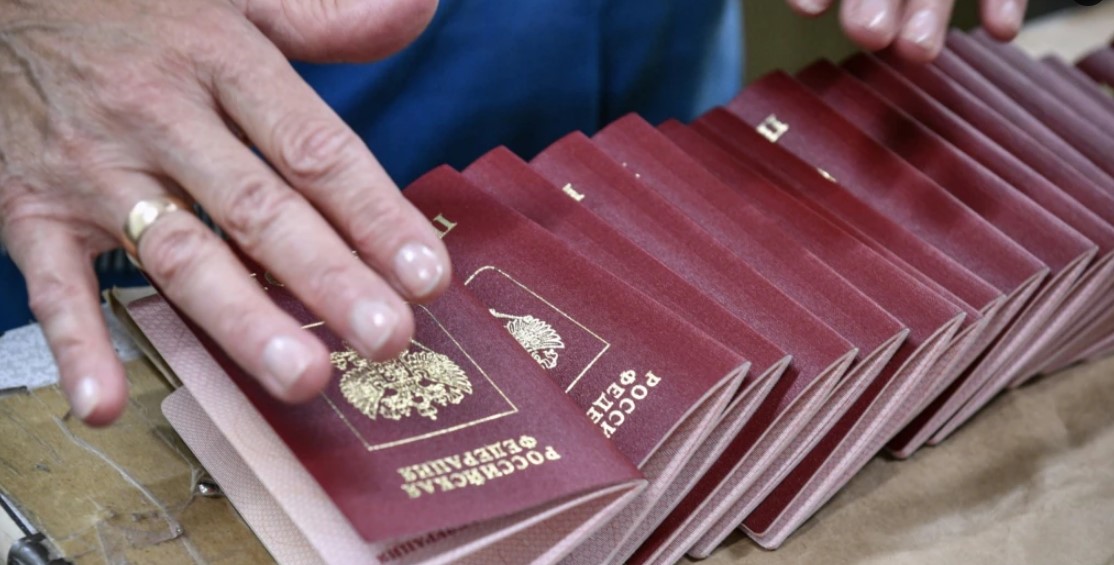 Rreth 300 mijë ukrainas janë detyruar të pajisen me pashaporta ruse që nga nisja e luftës