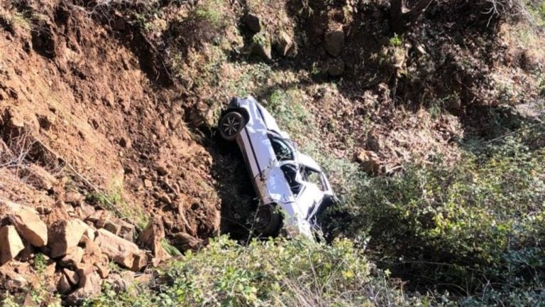 Makina ra në humnerë, identifikohet viktima dhe të plagosurit