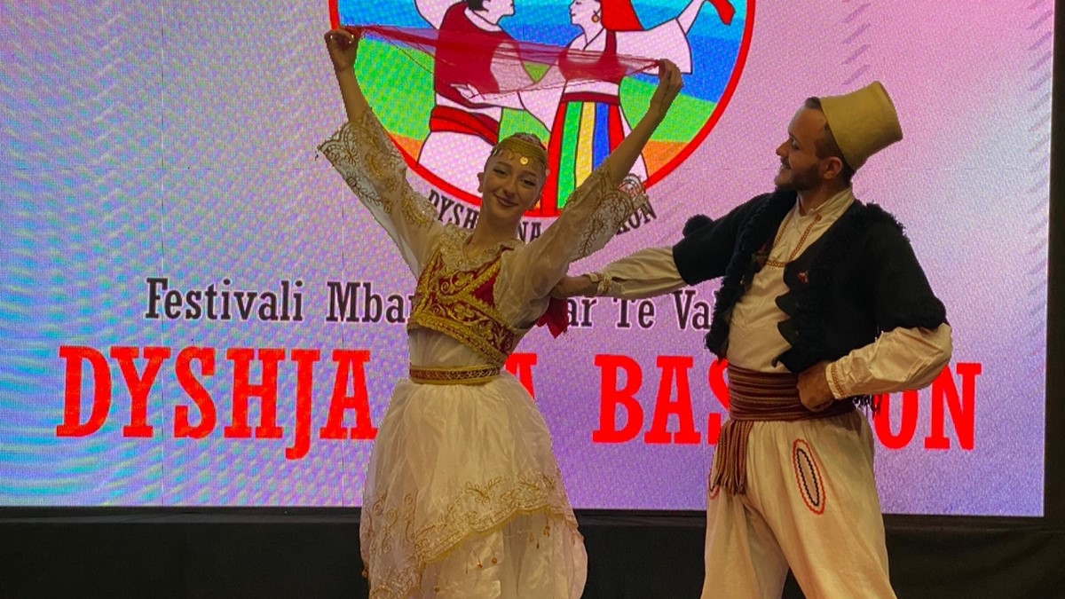 Triumfon ansambli i Durrësit, &#8220;rrëmben&#8221; çmimin e parë në festivalin mbarëkombëtar të valleve dyshe (FOTO &#038; VIDEO)