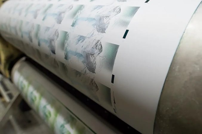 Zbulohet baza e prodhimit të marijuanës dhe dollarëve falsë në Zvicër, sekuestrohen 2 milionë. Media: Një pjesë janë sjellë në Shqipëri me makinë