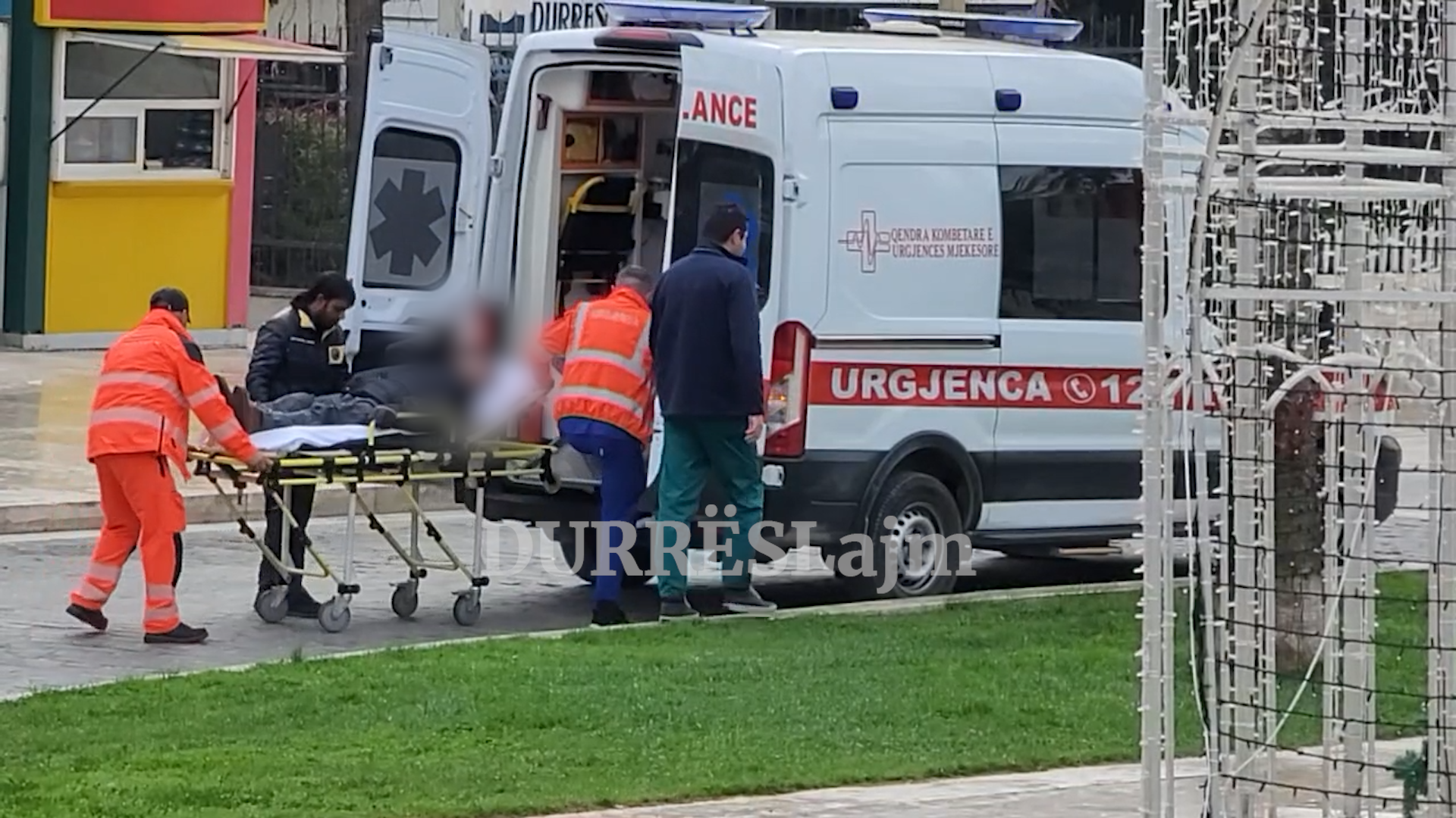 I moshuari ndihet keq në qendër të Durrësit, shoqërohet me urgjencë në spital (VIDEO)