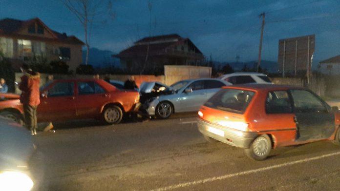 Përplasen 4 makina, raportohet për 3 persona të plagosur