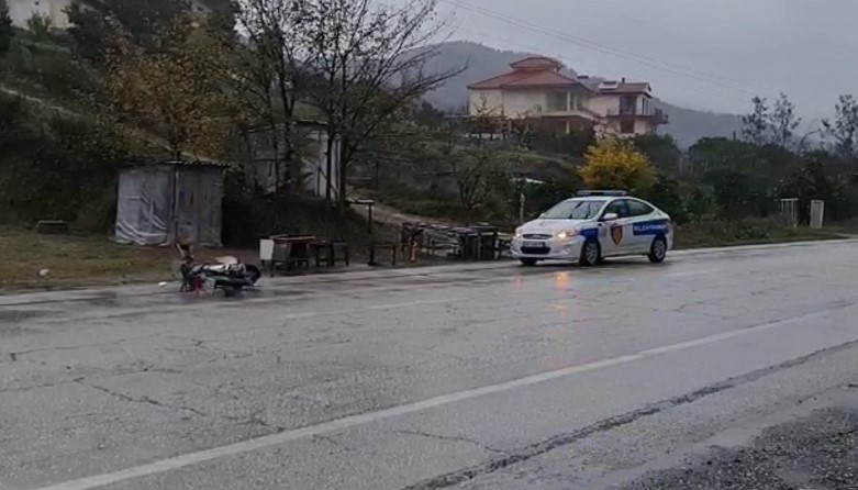 Makina përplas motorin, plagoset rëndë i moshuari