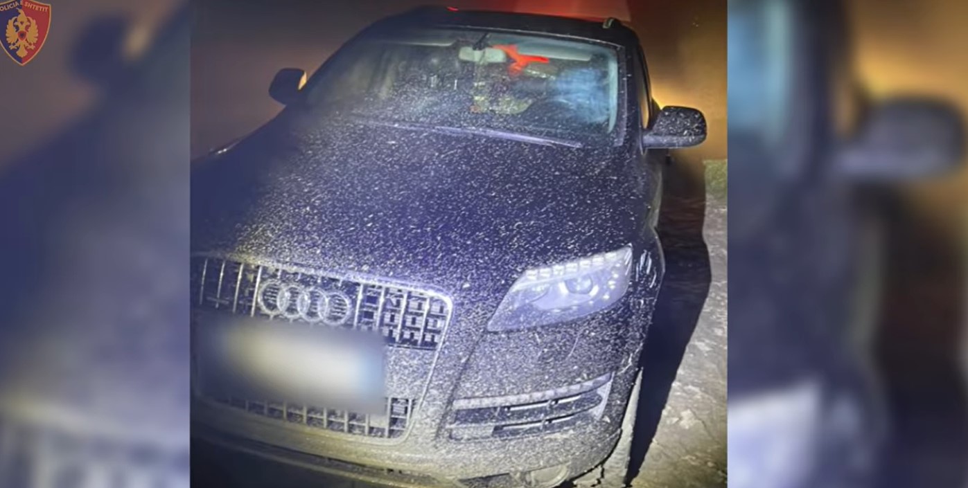 85 kg drogë brenda mjetit, të rinjtë braktisin “Audi Q7” kur pikasen nga policia (VIDEO)
