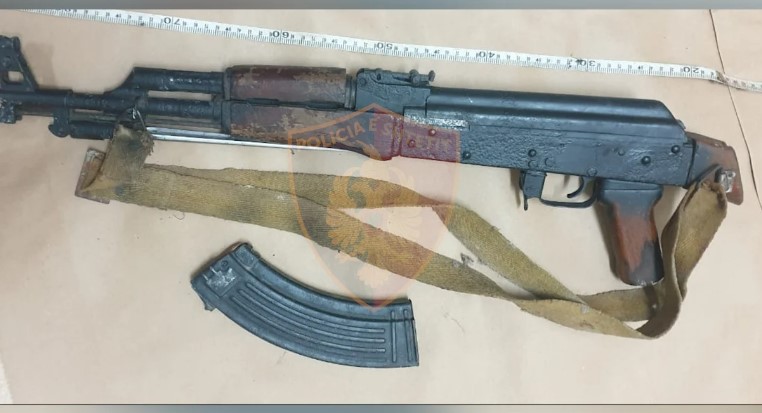 Konflikt i rëndë/ Babai godet me mjete të forta vajzën, djali dhunon të atin për të mbrojtur motrën