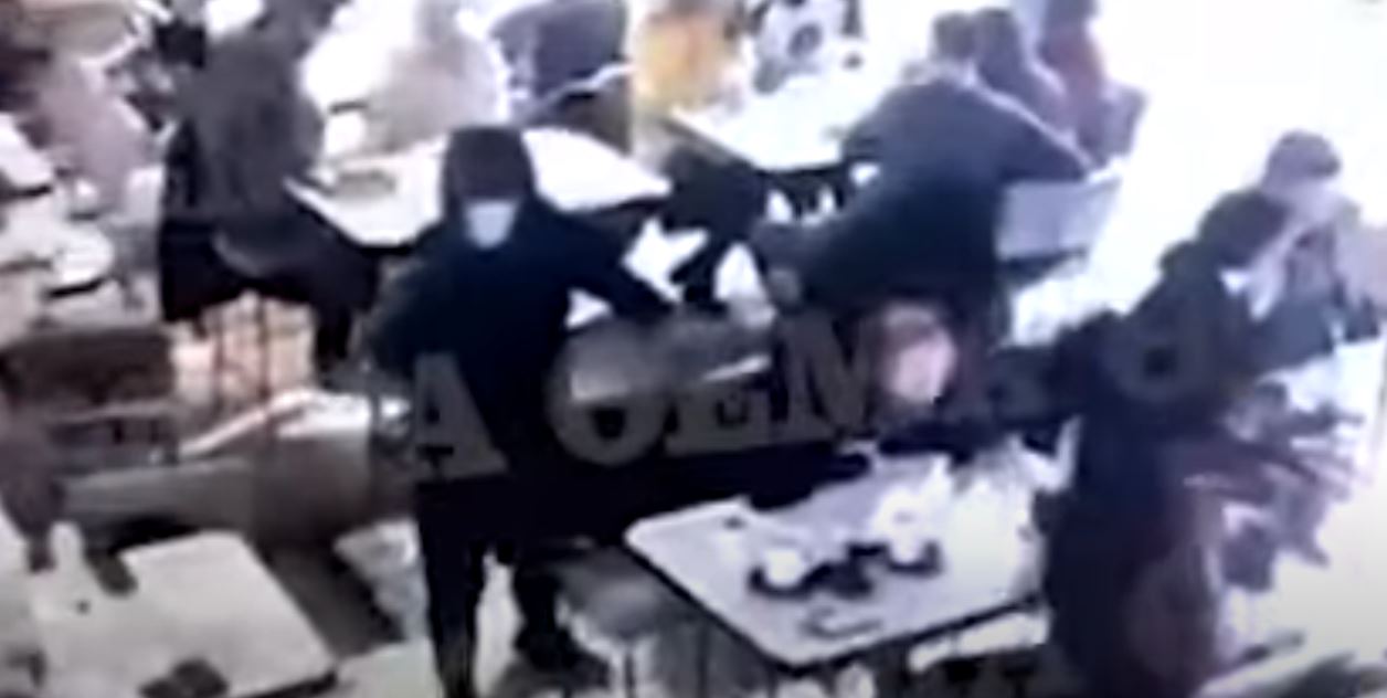 Video +18/ Dalin pamjet e vrasjes së shqiptarit në Athinë, autori me maskë anticovid