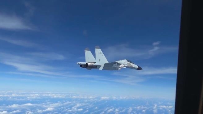 Avioni ushtarak kinez i afrohet 3 metra në distancë, piloti amerikan shmang përplasjen