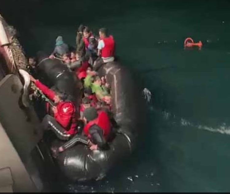 Pamje nga operacioni për shpëtimin e emigrantëve në Kanalin Anglez, të paktën 3 viktima (VIDEO)