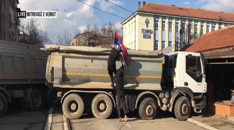 Momenti kur dy qytetarë vendosin flamurin serb mbi barrikadën në Mitrovicë të Veriut