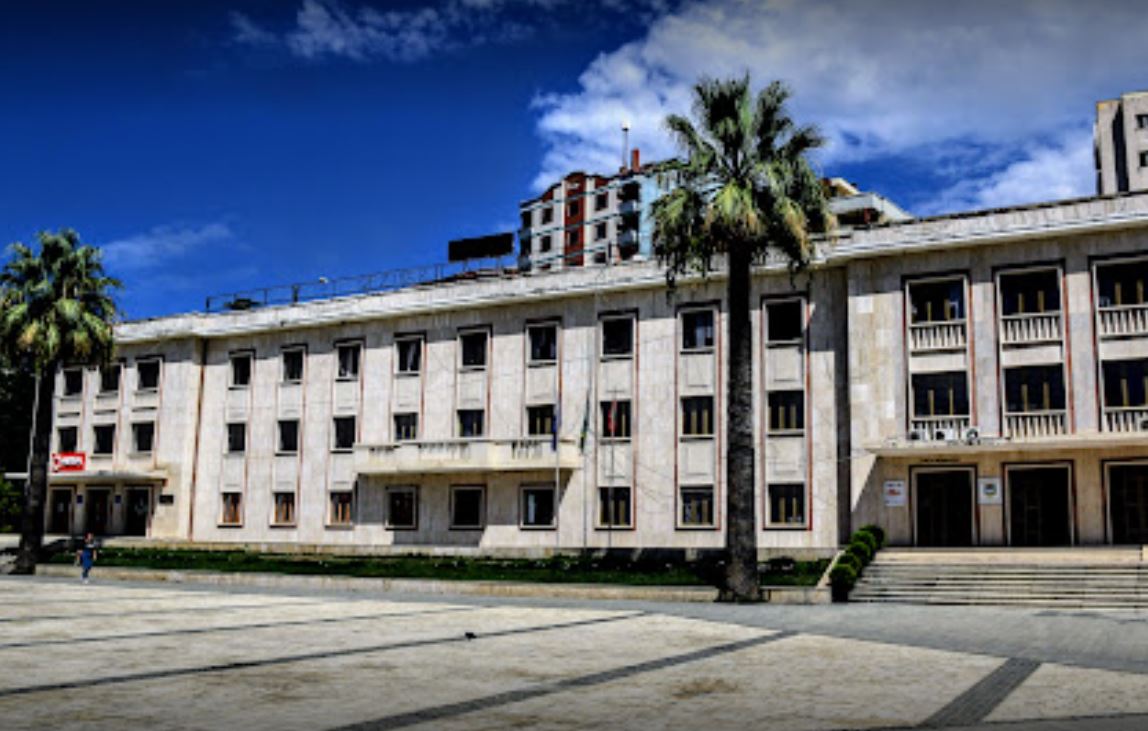 Një grua vdes gjatë takimit me kryetaren e Bashkisë së Lushnjes