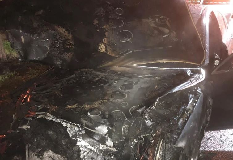 E qëllimshme? Digjen gjatë natës dy makinat “Benz” të dy vëllezërve